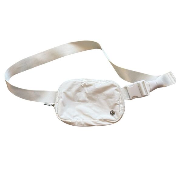 Lululemon Everywhere‎ Belt Bag Solid White Sporty Fanny Pack Travel  Gym Walking - Picture 2 of 7